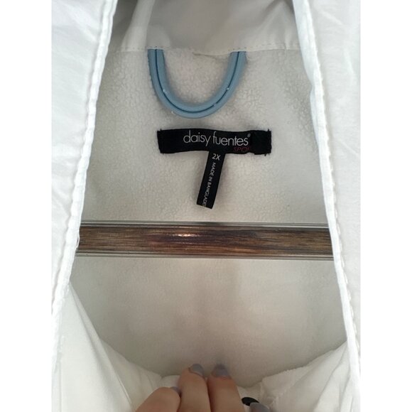 Women’s Daisy Fuentes Size 2X White Puffer Vest - Picture 4 of 5